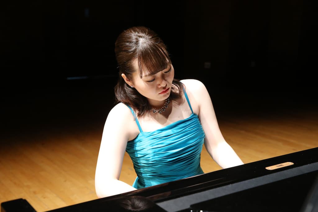 ピアノを弾く間世田采伽の画像